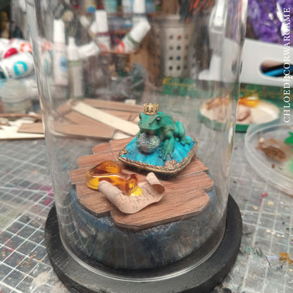 Prince Grenouille – Collection de Dioramas Fantasy sous Cloche & Décors Miniatures